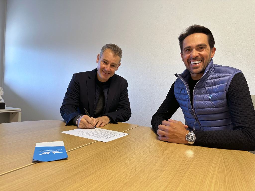 Pedro Sampedro y Alberto Contador firman el acuerdo.