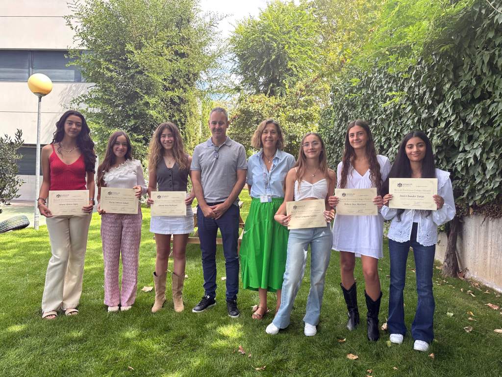 Pedro Sampedro, director de Mirasur School, y Juana Corral, directora de ESO y Bachillerato, junto a Paula Cabezón, Aitana Alonso, Rebeca Díaz, Aitana Soler, Anais Chander y África Castillo, ganadoras de la Beca a la Excelencia Mirasur 2024.