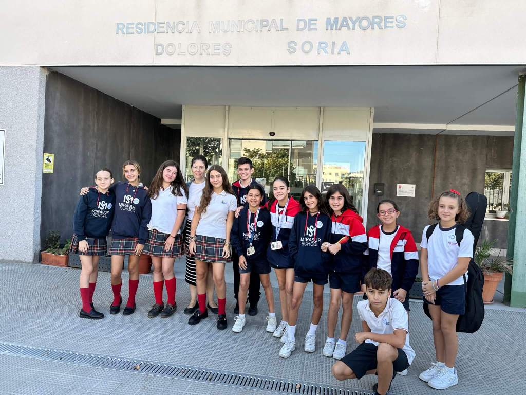 Los consejeros de la Infancia de Mirasur School y su profesora, Laura García, en la Residencia de Mayores Dolores Soria.