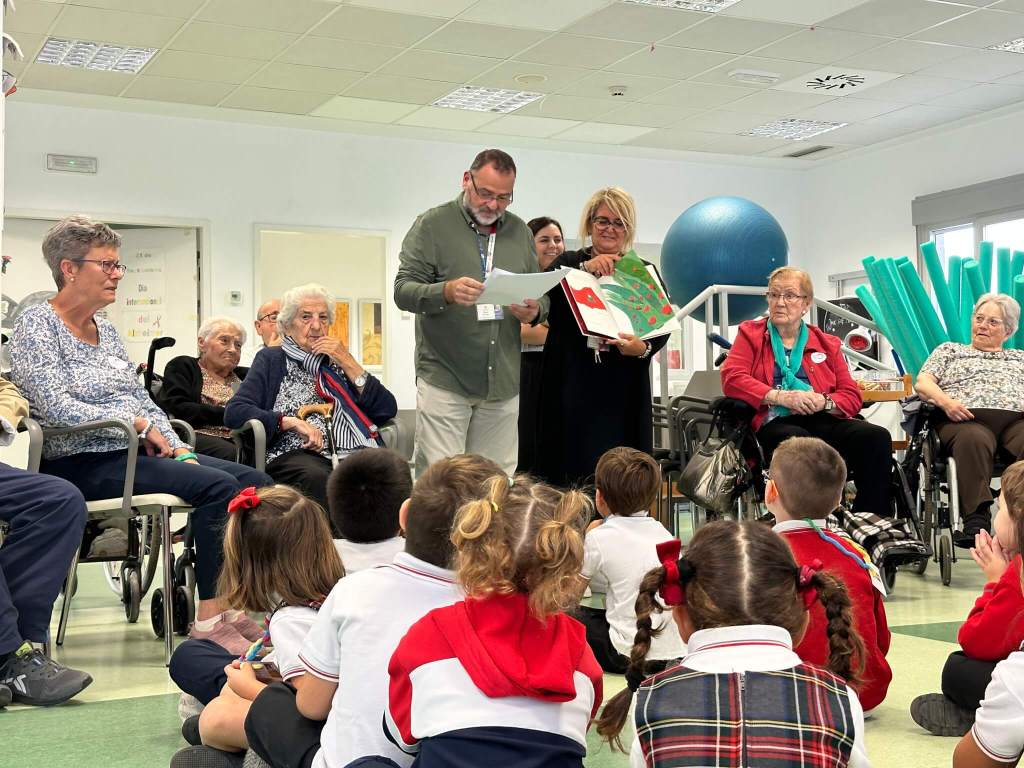 Cuentacuentos de los profesores Goyo y Cristina en la Residencia de Mayores Dolores Soria.