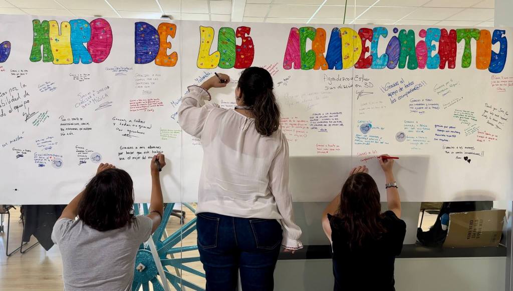 'El muro de los agradecimientos' creado por el personal de Mirasur School.