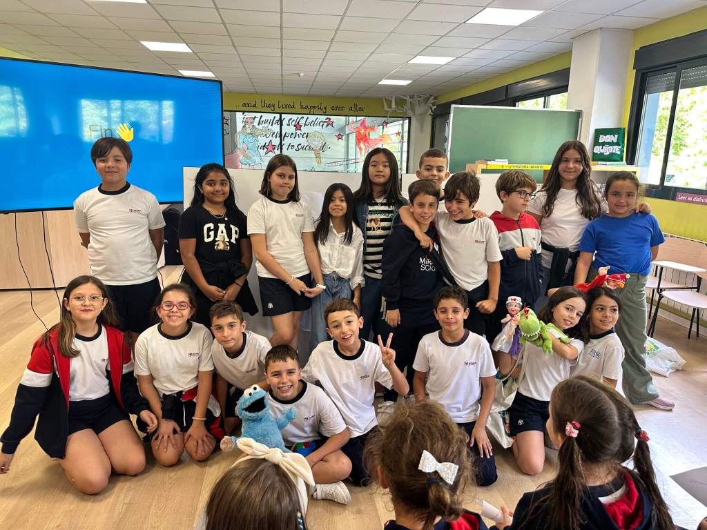 Los alumnos de 4ºD de Primaria preparan un cuentacuentos para sus compañeros más pequeños.